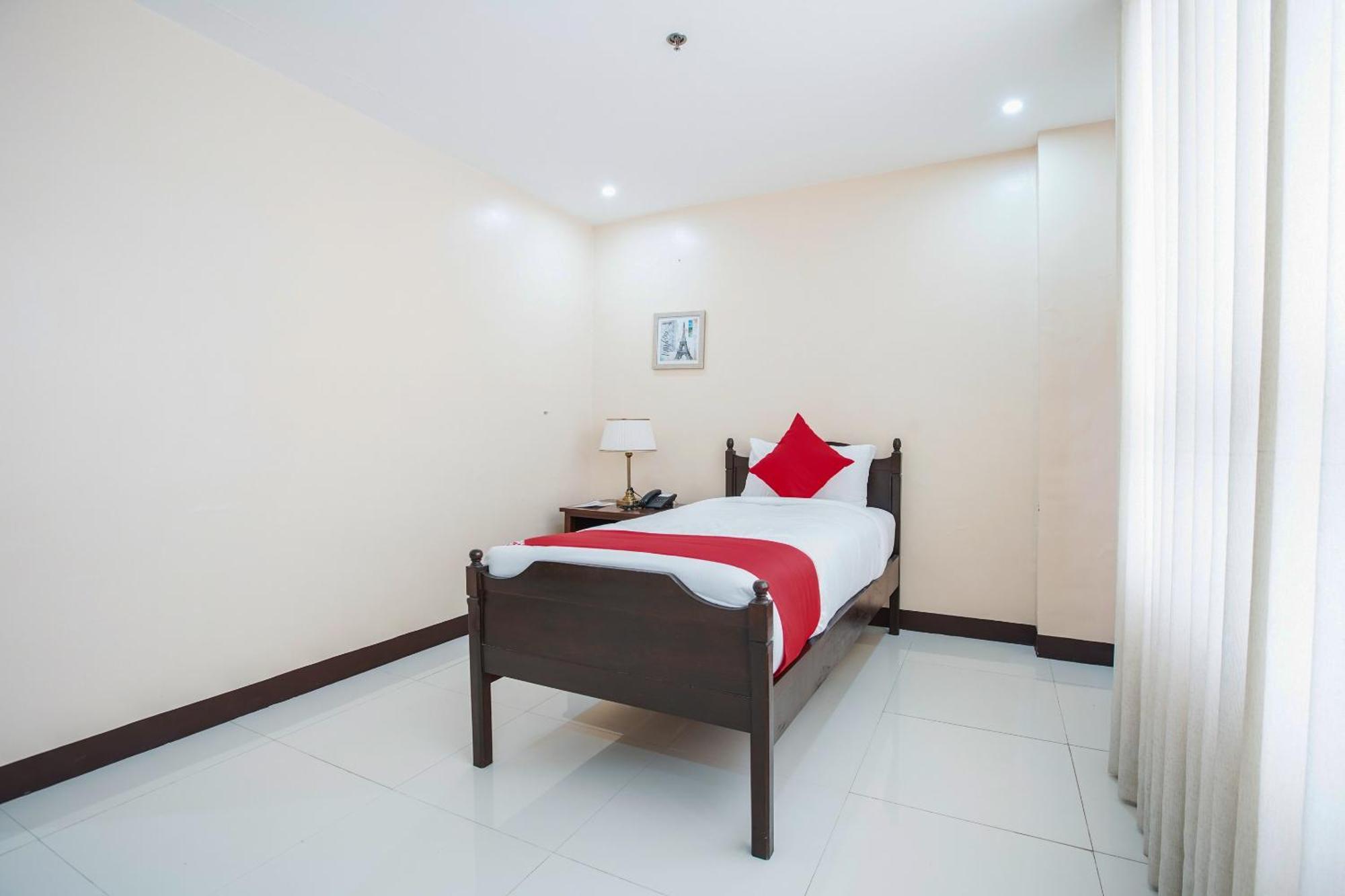 Oyo 236 Hotel Edmundo Pototan Ngoại thất bức ảnh