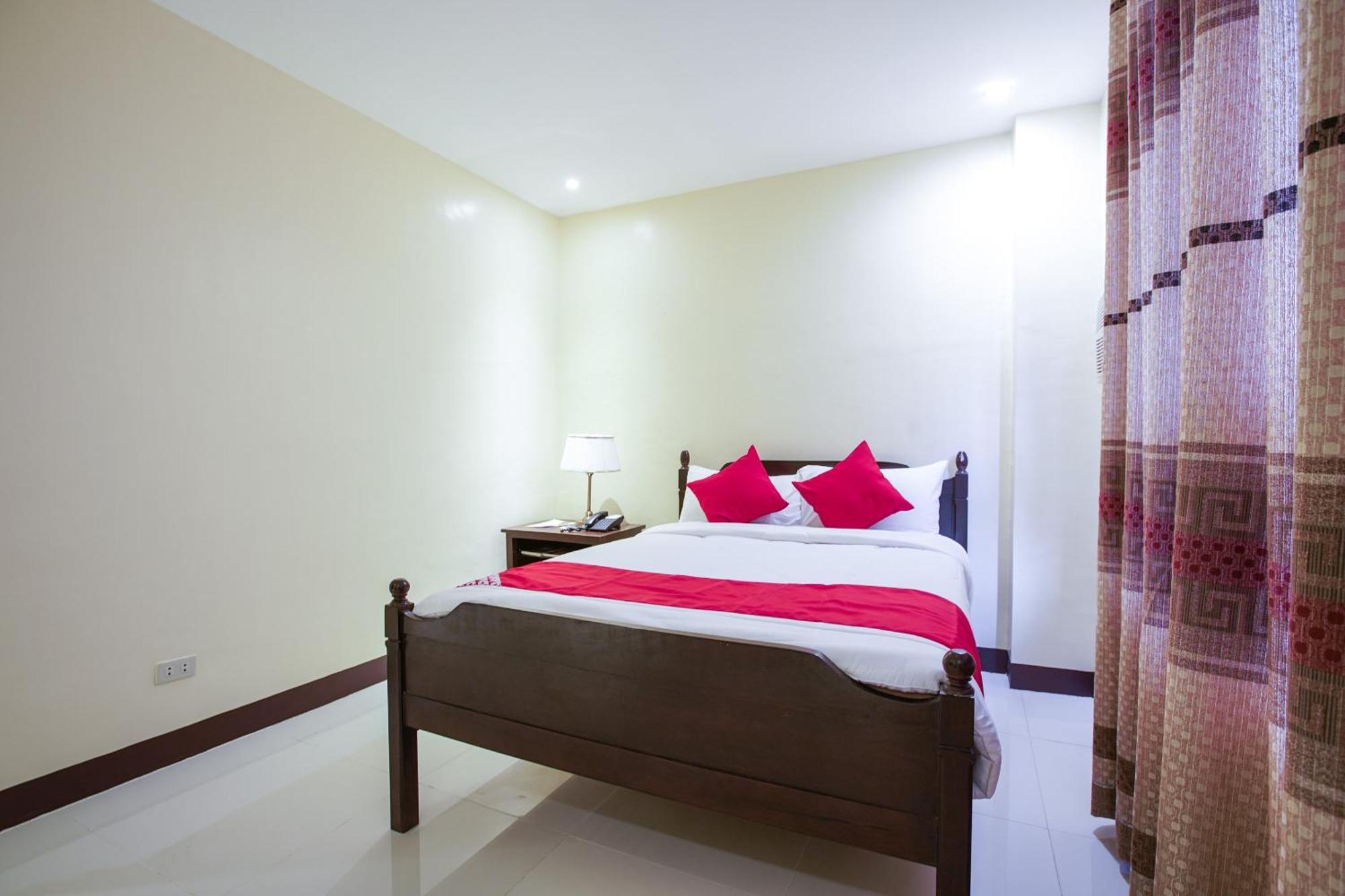 Oyo 236 Hotel Edmundo Pototan Ngoại thất bức ảnh