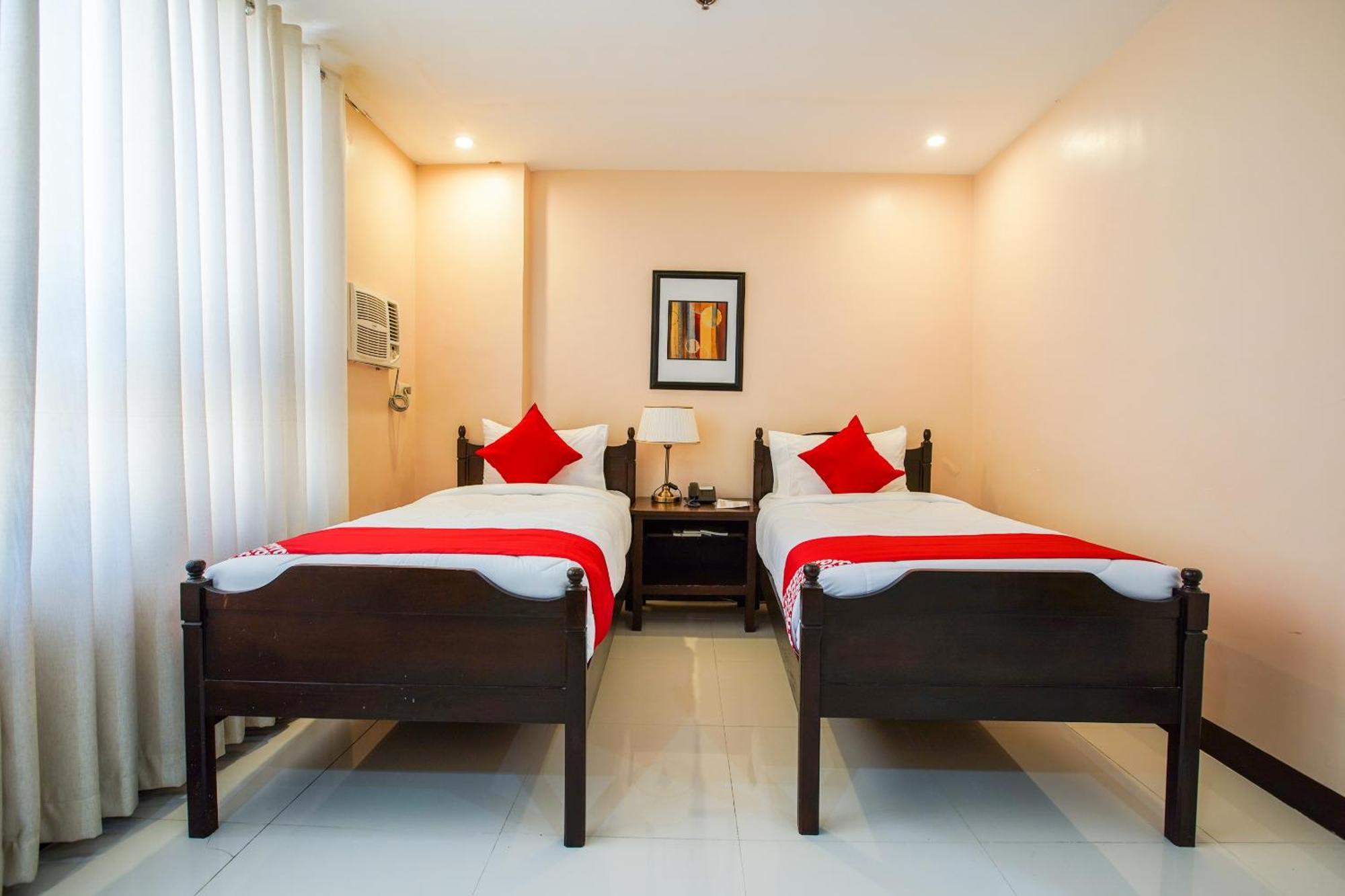 Oyo 236 Hotel Edmundo Pototan Ngoại thất bức ảnh