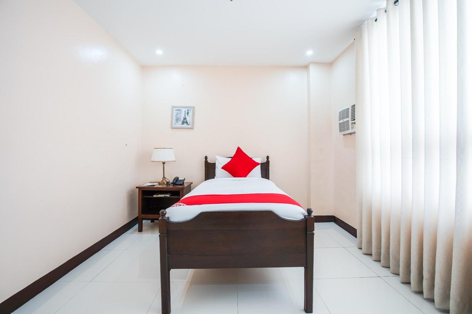 Oyo 236 Hotel Edmundo Pototan Ngoại thất bức ảnh