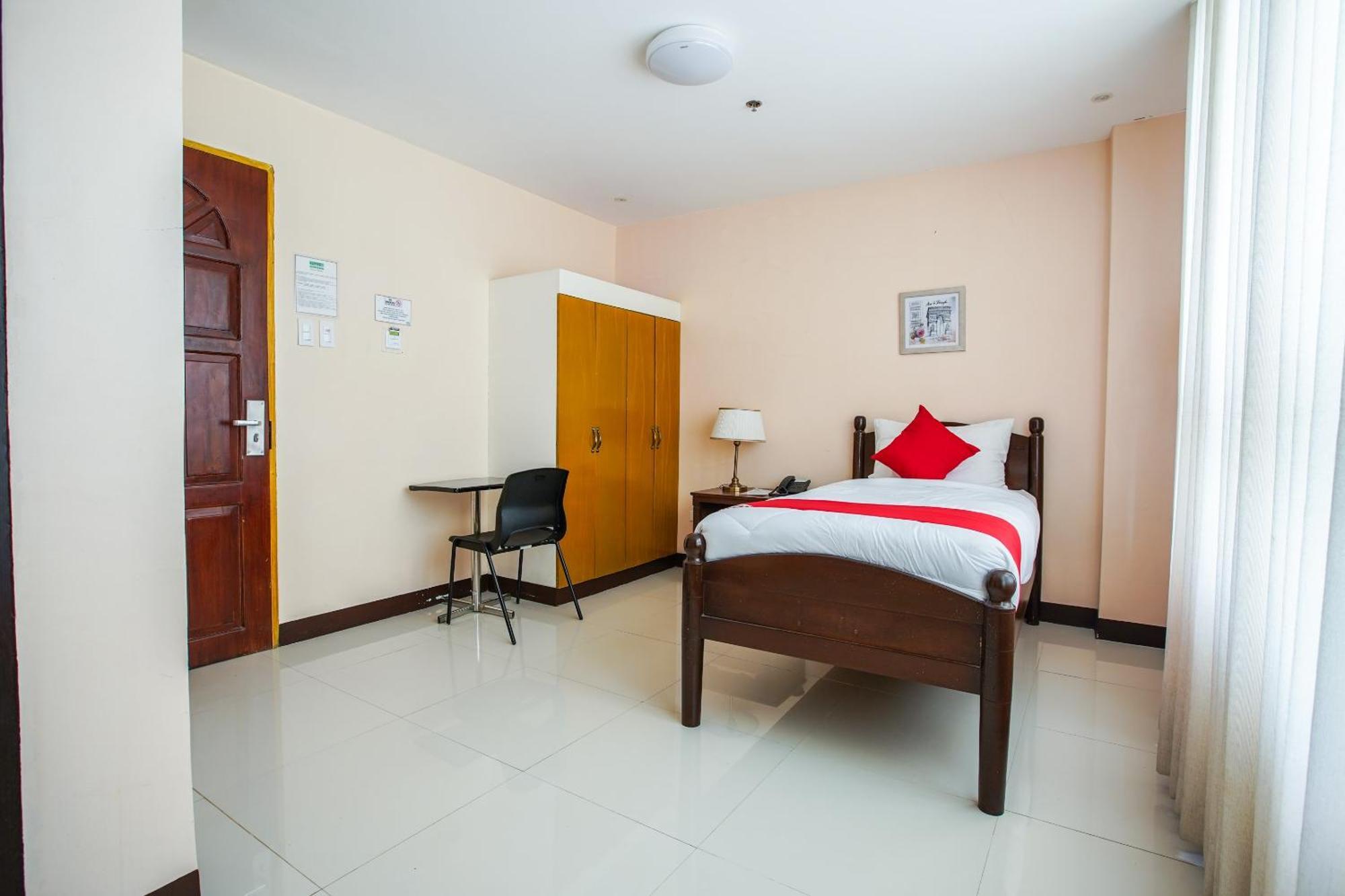 Oyo 236 Hotel Edmundo Pototan Ngoại thất bức ảnh