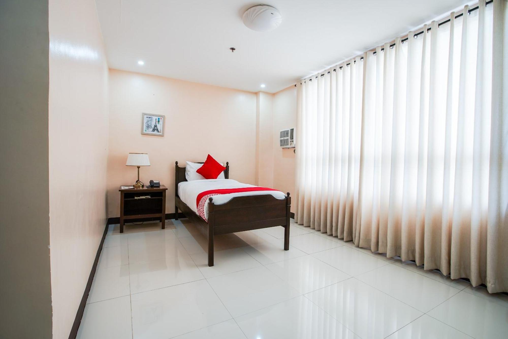 Oyo 236 Hotel Edmundo Pototan Ngoại thất bức ảnh